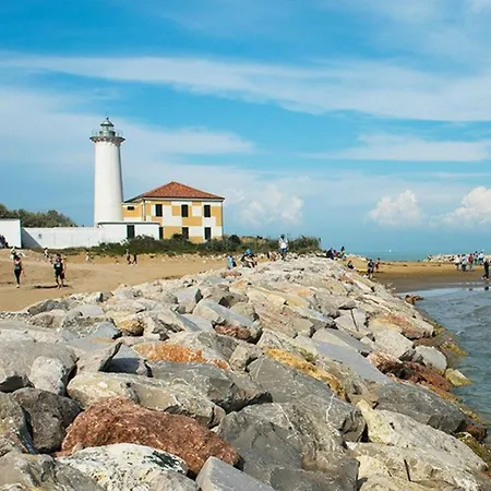 Bright And Spacious Vacation Near The